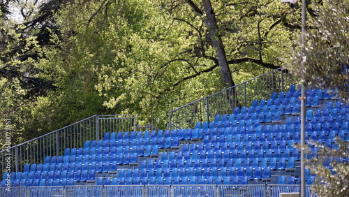 Bild auf Leinwand Tribuna temporanea vuota sedie blu di plastica,  Autodromo Imola,  Gara di Formu