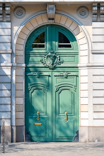 Canvas Print Paris, an ancient wooden door