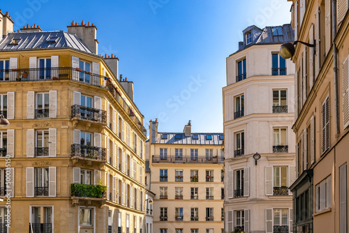 Fototapeta Naklejka Na Ścianę i Meble -  Paris, beautiful facade