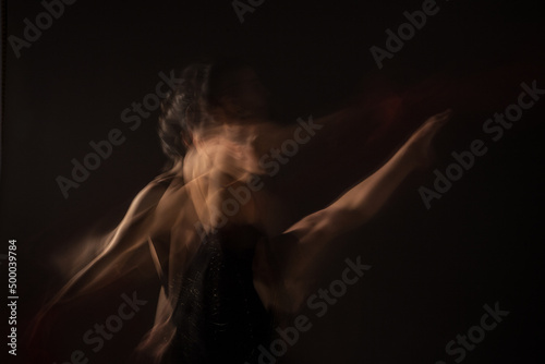 Canvastavla Photographie artistique d'une danseuse en flou de mouvement