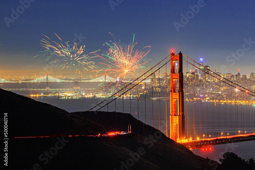 Breathtaking view of Golden Gate Bridge with the San Francisco city skyline and фототапет