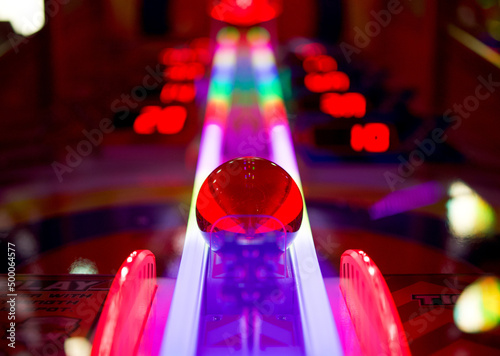 Fotografia Low angle shot of a colorful arcade pinball game machine in Brighton