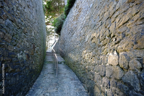 A small path to the beach between two high wall.