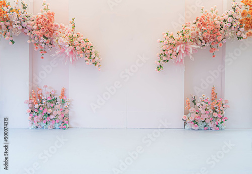 Foto Beautiful wedding pink plastic flower and decoration backdrop pastel style for taking pictures
