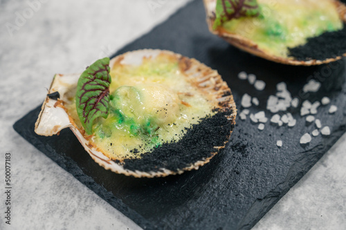 Delicacy roasted scallops w...