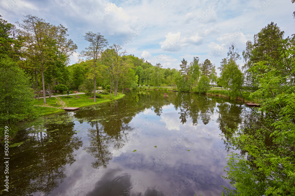 Obraz premium Evening landscape on the banks of the river in the park.