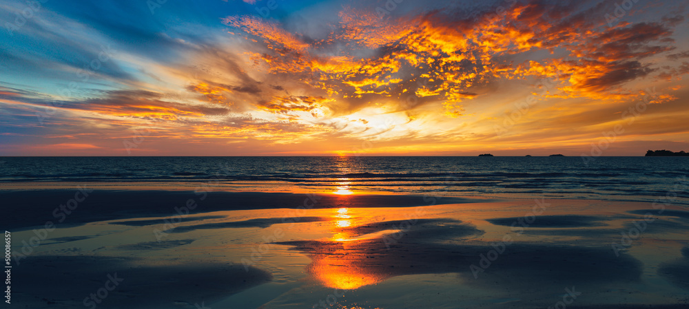 Fototapeta premium Panorama beautiful ocean during sunset outdoor nature background