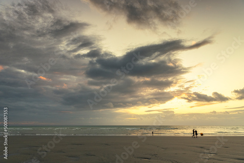 Coucher de soleil sur la plage © Alonbou