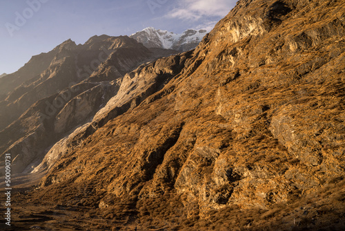 Photographie de montagnes illuminées par le coucher du soleil au Népal