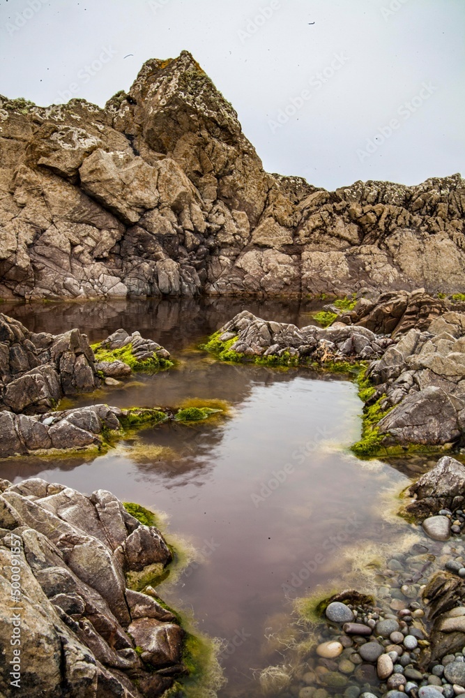 Plan d'eau entre des rochers