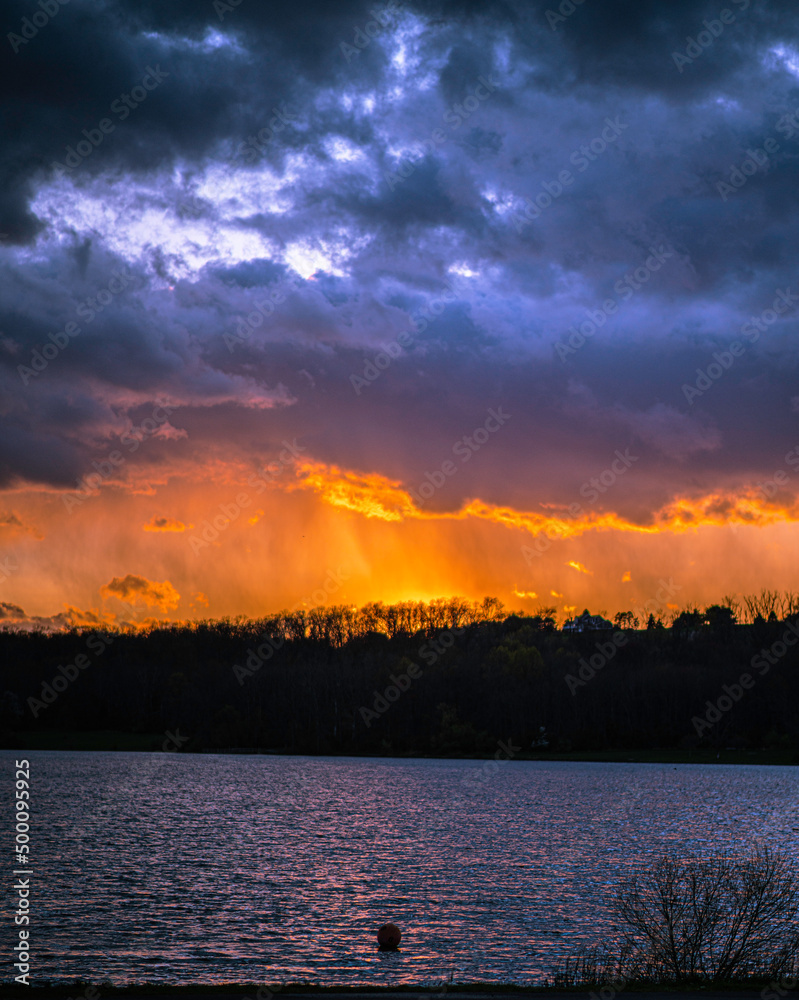 Obraz premium sunset over the lake