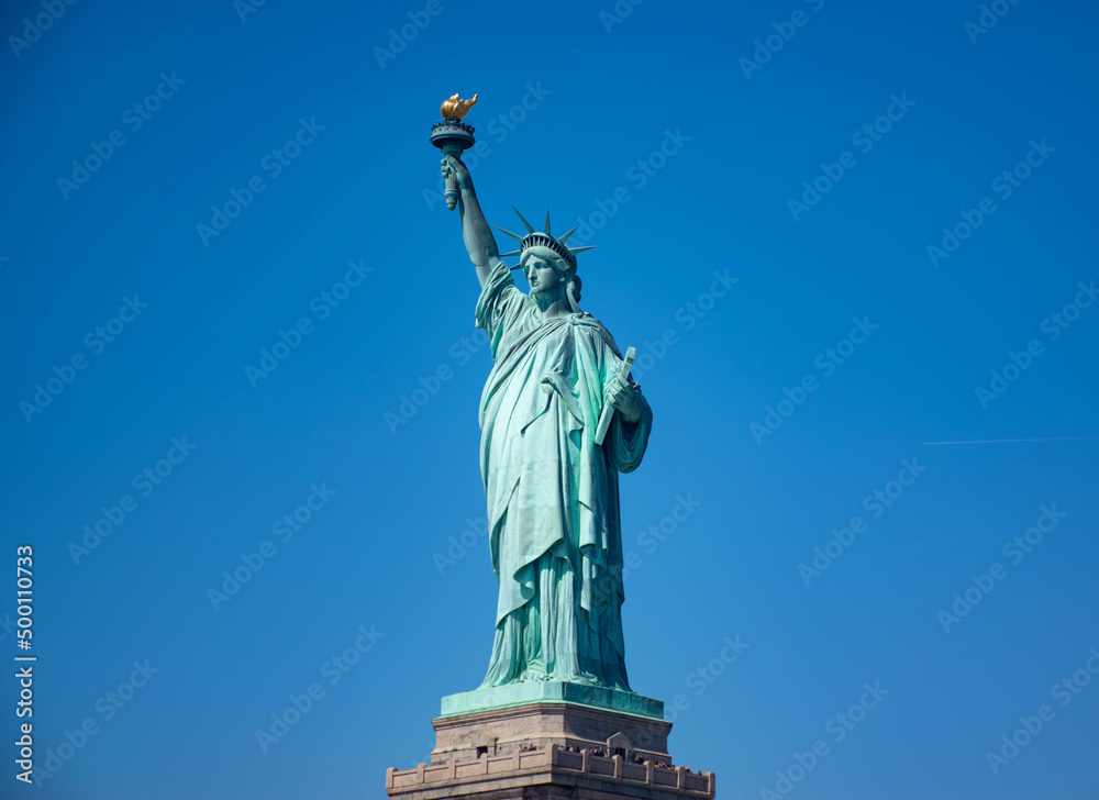 Obraz premium Stature of Liberty in the blue spring sky