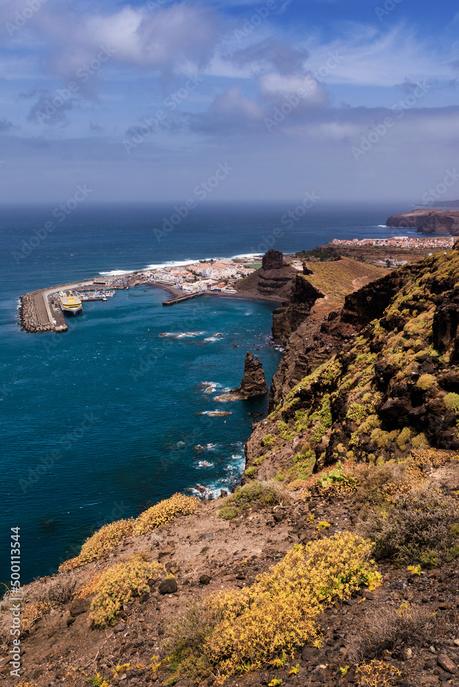 Vistas del puerto de Agaete rodeado de acantilados en Gran Canaria, Islas Canarias, España