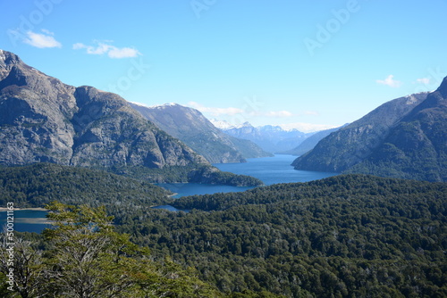 Vista del Lago Nahuel Huapi rodeados de montañas y bosque en Bariloche, Argentina