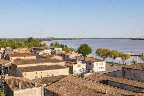 Vue sur la petite ville de Bourg et la Dordogne depuis la Place de l'Arc (Nouvelle-Aquitaine)