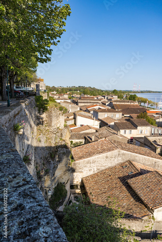 Vue sur la petite ville de Bourg et la Dordogne depuis la Place de l'Arc (Nouvelle-Aquitaine)