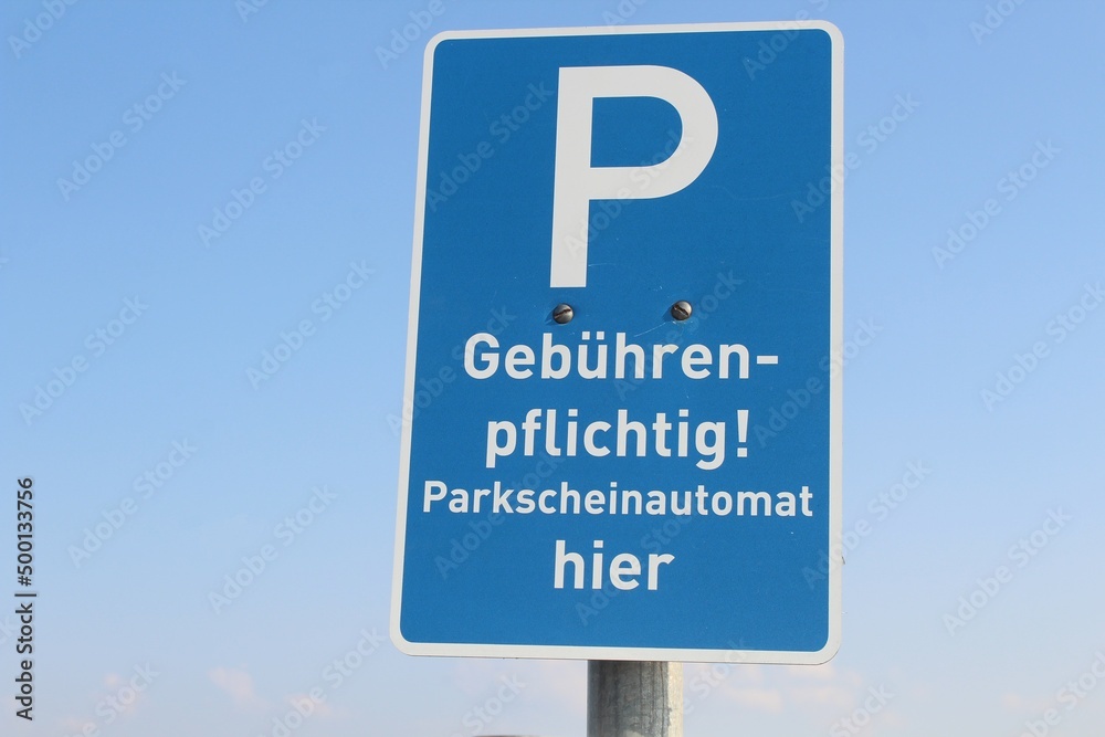 Verkehrsschild Parkplatz vor blauem Himmel: Für das Parken muss man zahlen. Es gibt einen Parkscheinautomat. Verkehrsschild Parkplatz vor blauem Himmel: Für das Parken muss man zahlen. Es gibt einen Parkscheinautomat.