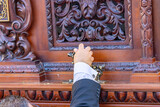 Detail of the hand of the foreman in the knocker just at the moment when it is hit by the foreman of the brotherhood to lift the Holy Week platform or throne