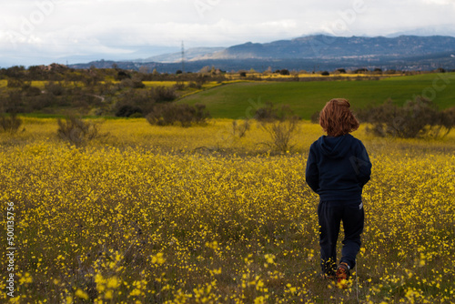 Niño jugando en el campo de flores amarillas © inmaleon79