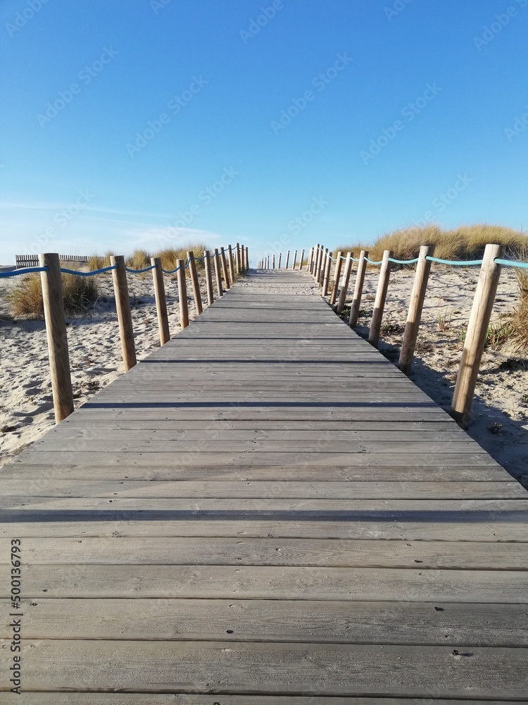 Passadiço de madeira de acesso à praia