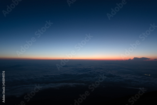 明け方上空の景色 夜明け