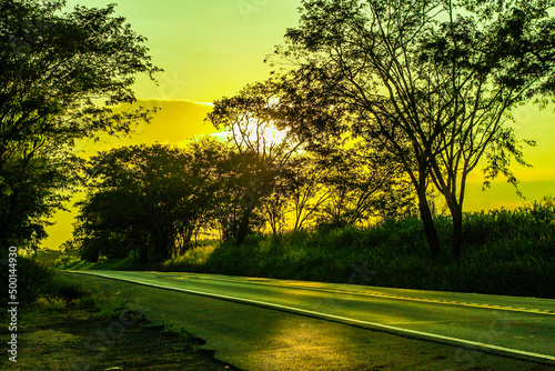 A luz sobre a longa estrada photo