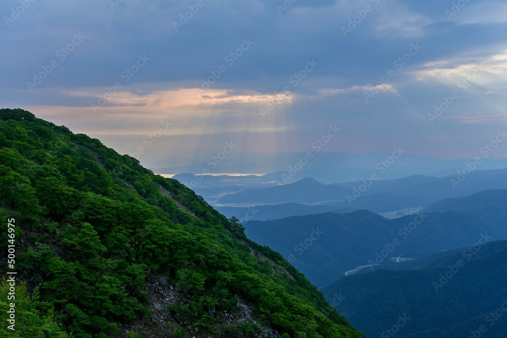 伊吹山から見た光芒が降りそそぐ琵琶湖の夕焼け情景＠滋賀
