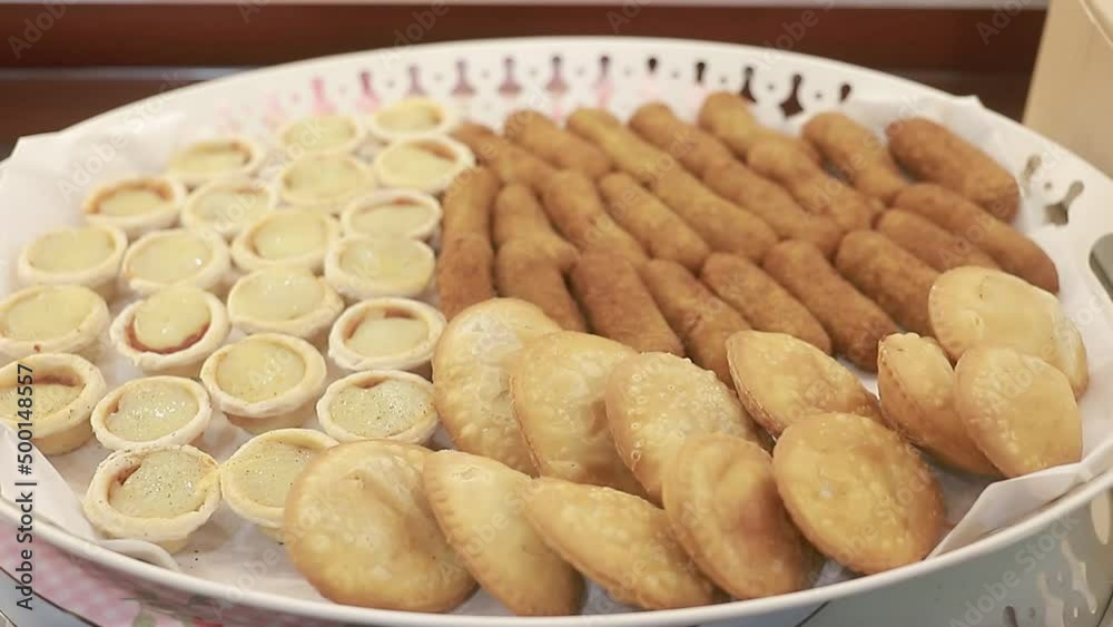 Aperitivos en bandeja llena de pastelitos y empanada para compartir, Comida rapida hecha en casa.