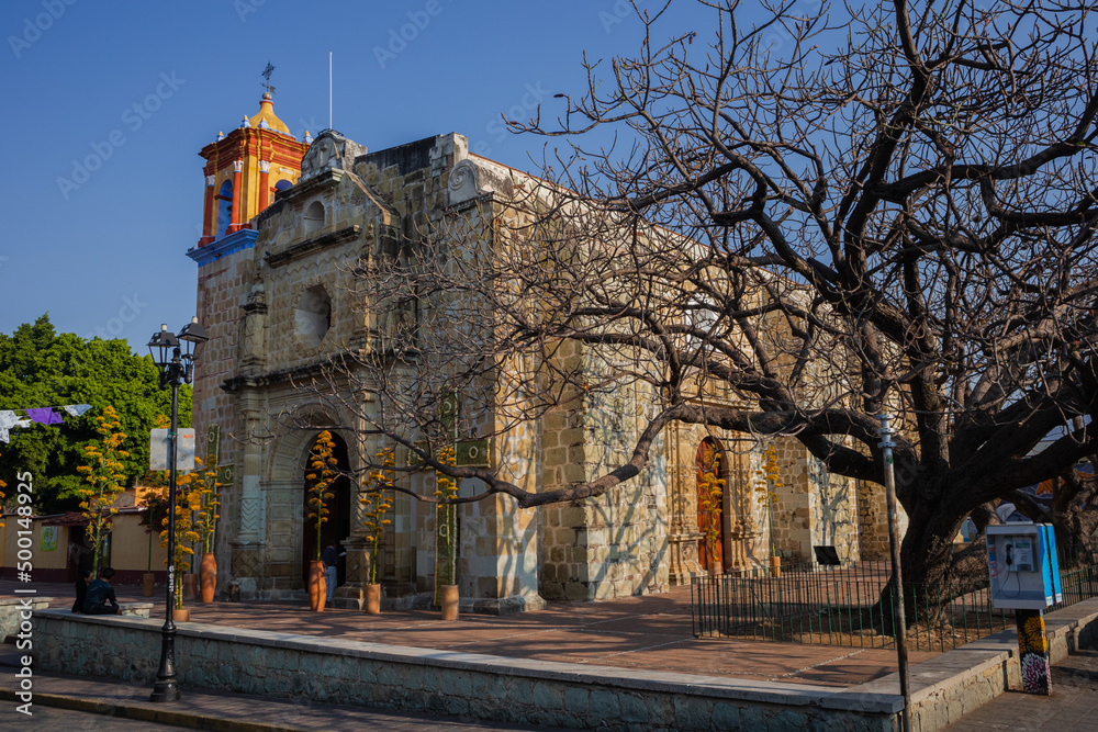 Esquina de la iglesia de Jalatlaco, Oaxaca, México. (horizontal) Stock-Foto  | Adobe Stock