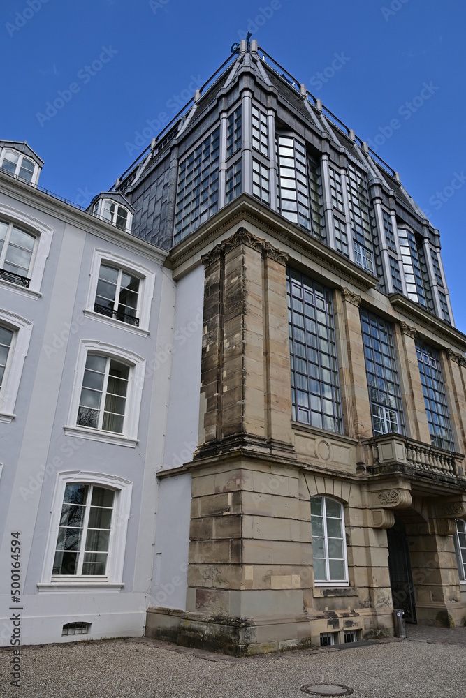 Schlossplatz und Saarbrücker Schloss mit Treppenanlage im blauem Himmel, Saarbrücken