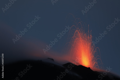 Esplosione di un cratere del vulcano Stromboli, lunga espsozione.