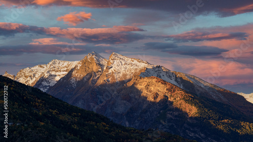 Coucher de soleil sur les montagnes des Alpes © PPJ