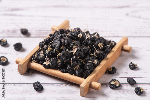 Εκτύπωση καμβά dry black wolfberry or black goji berries on wooden table