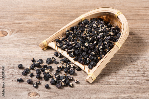 Quadro em tela dry black wolfberry or black goji berries on wooden table