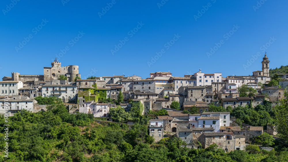 Village perché en été dans la région montagneuse des Abruzzes en Italie
