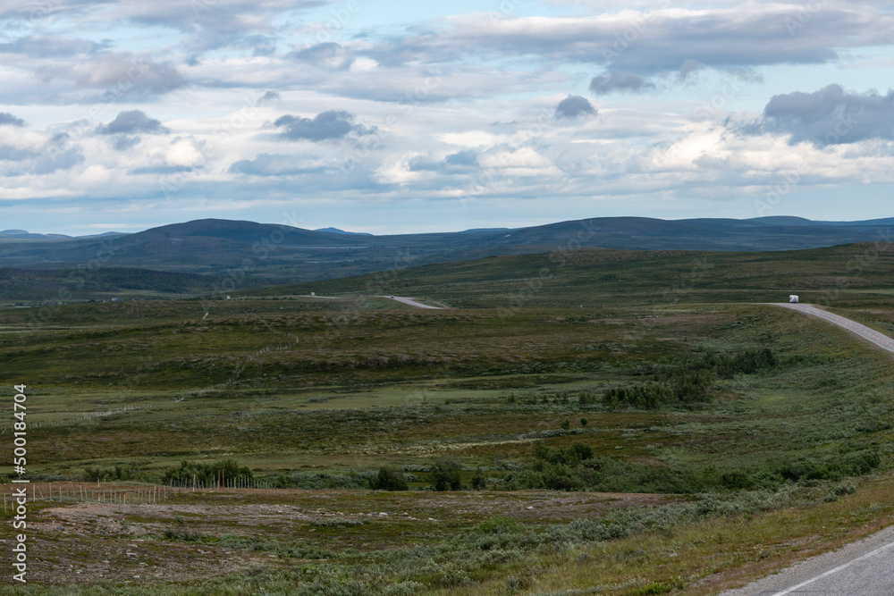 Norwegens Wildheit mit Wohnmobilen auf der Strasse Norwegens Wildheit mit Wohnmobilen auf der Strasse