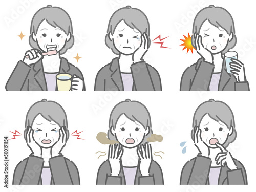 口の中に異常があるスーツの高齢女性