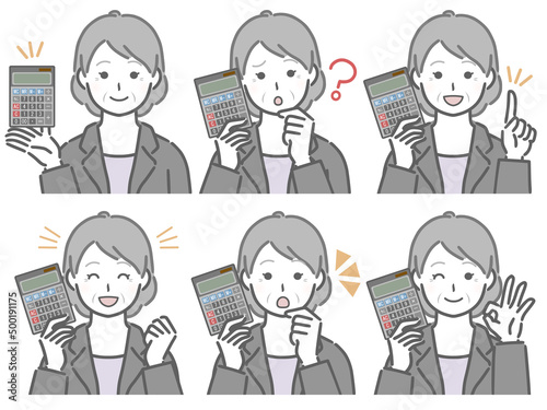 電卓を手に持つスーツの高齢女性