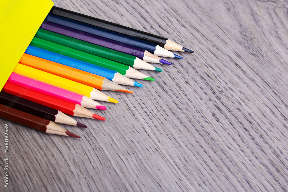Obraz premium Pile of colored pencils on wooden background
