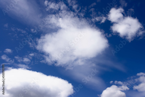 Fototapeta Naklejka Na Ścianę i Meble -  Słoneczny, wiosenny dzień. Błękitne niebo pokryte kłębiastymi, biało szarymi chmurami.