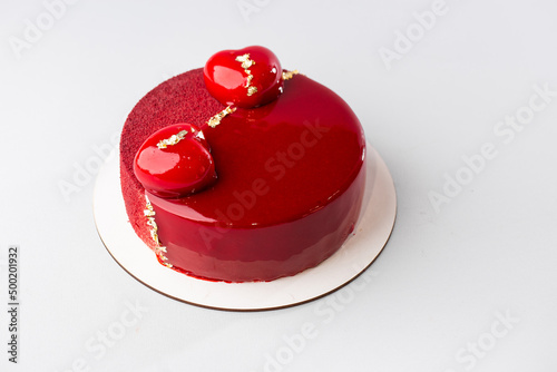 Obraz na płótnie Red mirror half glazed and velor entremets with mini hearts and gold. w salonie