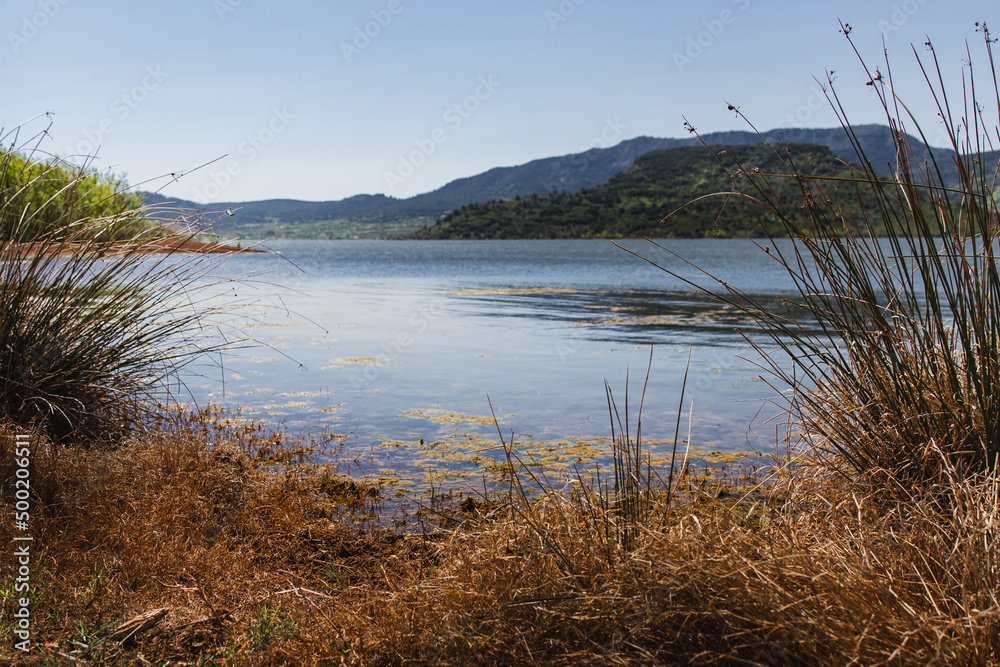 Paysage sauvage lac et terre rouge, France, Colorado, western Paysage sauvage lac et terre rouge, France, Colorado, western