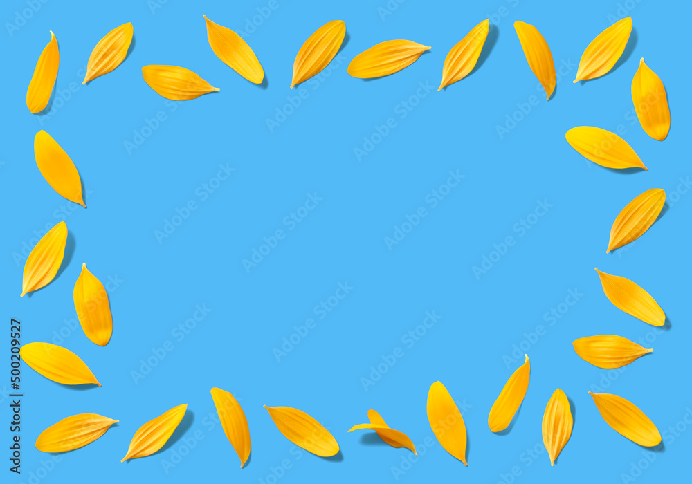 向日葵の花びらアート、青空の背景イメージ