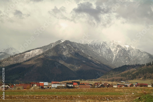 Widok na ośnieżone Tatry wiosną.