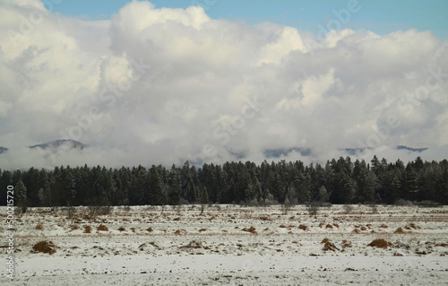 Przełom wiosny i zimy w górach Tatry.