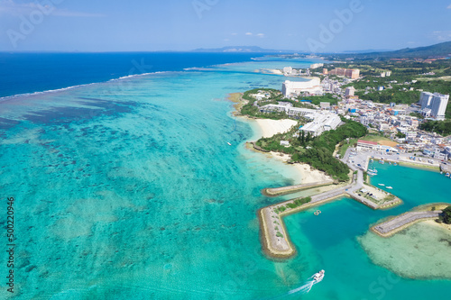 Fotobehang 沖縄県の恩納村を上空から撮影