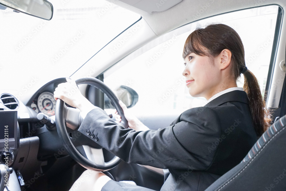Fototapeta premium 車で外回り営業をする女性