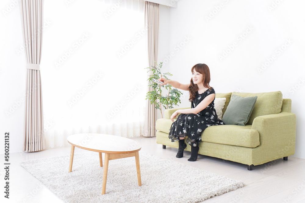 自宅でテレビを見る女性 自宅でテレビを見る女性