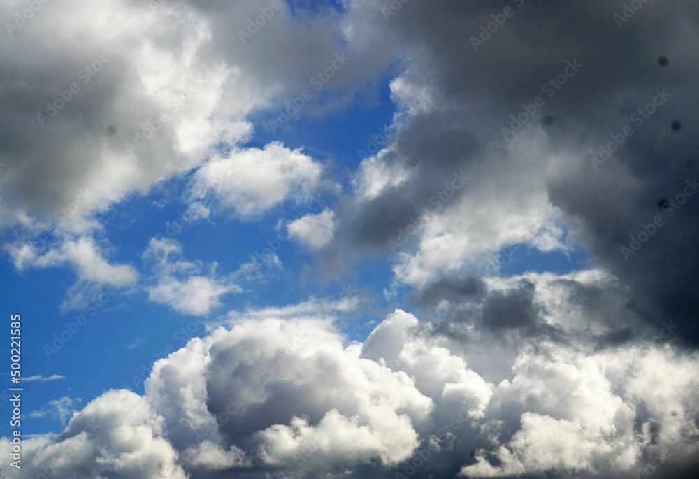 Fototapeta premium Himmel Panorama mit großem weißem Wolkengebilde 