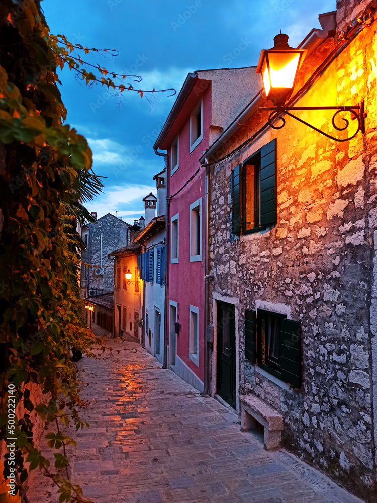 Fototapeta premium Kroatien - alte Gasse im Abendlicht